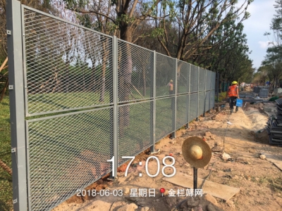 广东江门下速公路断绝护栏防眩钢板网围栏水车站防爬网-1.jpg