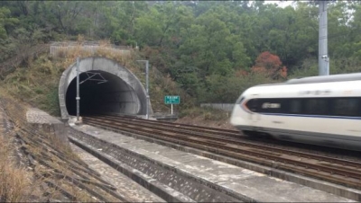 【原创】凤凰山隧道珠海端拍车-4.jpg