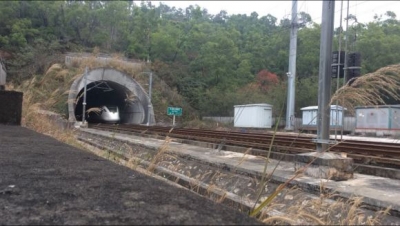 【原创】凤凰山隧道珠海端拍车-1.jpg