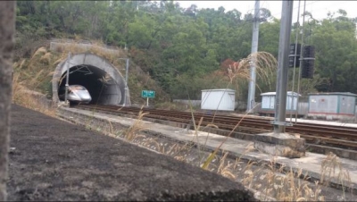 【原创】凤凰山隧道珠海端拍车-2.jpg