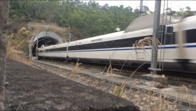 【原创】凤凰山隧道珠海端拍车-3.jpg