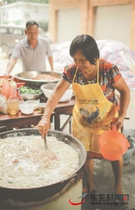 吃遍东莞特征传统好食！《风味东莞》第一散带您走进万江新村叹甘旨“咸丸宴”-1.jpg