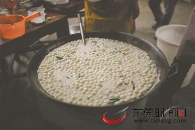 吃遍东莞特征传统好食！《风味东莞》第一散带您走进万江新村叹甘旨“咸丸宴”-3.jpg