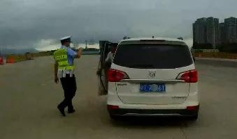 后排没有系宁静带片面开奖，珠海交警已查获小车超员上百宗！-1.jpg