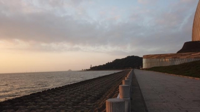 床车自驾游去到了珠海家狸岛，珠海的天标修建年夜剧院泊车场露营-3.jpg