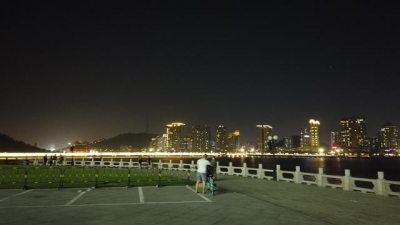 床车自驾游去到了珠海家狸岛，珠海的天标修建年夜剧院泊车场露营-15.jpg