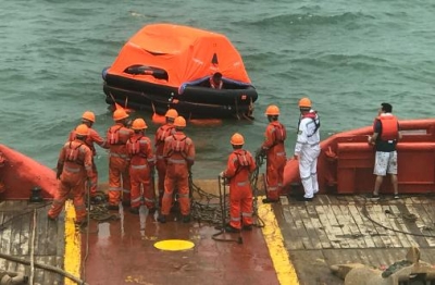 11名海员正在珠海海疆逢险 挨捞局告急出动救济-1.jpg