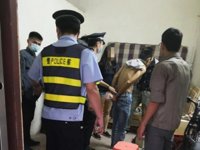 肇庆端州警圆胜利挨失落一个吸贩毒团伙-1.jpg