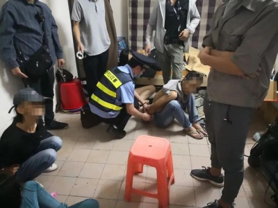 肇庆端州警圆胜利挨失落一个吸贩毒团伙-2.jpg