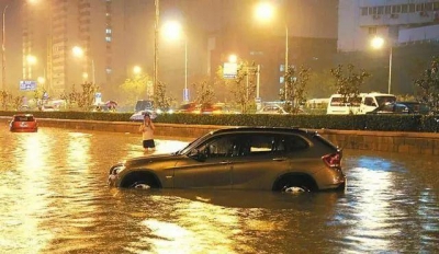 珠海车主：雨天“火浸车”万万别如许做！不然购渡水险皆没有赚-3.jpg