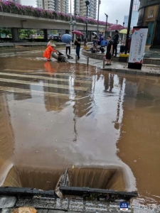 明天正午暴雨，深圳罗湖呈现最年夜雨量，五辆车果积火职员一度逢困-3.jpg