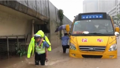 东莞暴雨36处内乱涝，积火最深2米，交警从扔锚校车背出5论理学死-1.jpg