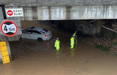 东莞暴雨36处内乱涝，积火最深2米，交警从扔锚校车背出5论理学死-3.jpg