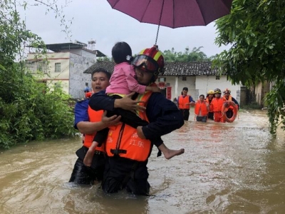 广东连日暴雨，多乡村被淹，119德律风响不断，救火员渡水救人-4.jpg