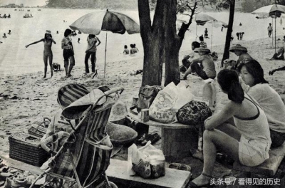 老照片：1979年珠海海滨公园 很多澳门旅客去那里玩耍-1.jpg