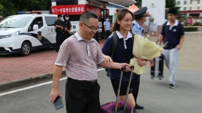 间隔开考只剩35分钟！珠海一女考死却把准考据降正在年夜巴上，慢得快哭了！-36.jpg