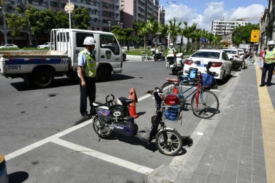 我市交警连续整治灵活车停放次序，制止灵活车背停，您需求如许做……-5.jpg