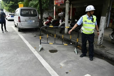 我市交警连续整治灵活车停放次序，制止灵活车背停，您需求如许做……-7.jpg