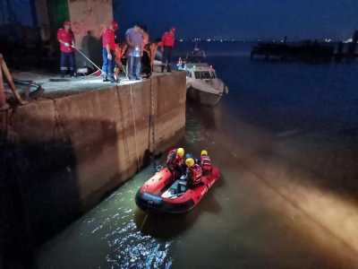 珠海年夜桥坠海货车已挨捞登陆，救济队：司机仍没有睹踪迹-2.jpg