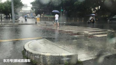 雨+雨+雨！深圳将来三天雷雨战暴雨轮流上阵，出门带伞