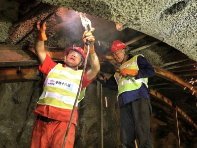 粤港澳年夜湾区重面基建项目口角里将军山地道片面睁开施工