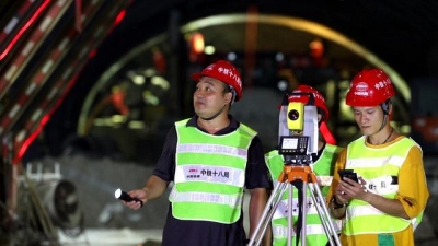 粤港澳年夜湾区重面基建项目口角里将军山地道片面睁开施工