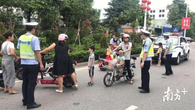 东莞交警增强电动自止车整治，查处一批背法车辆