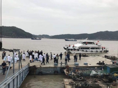 一渔船正在广东江门川岛海疆淹没 12人得救1人得联 救济仍正在...