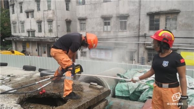 十一假期据守一线值班！ “佛山大好人”李金国用动作擦明...