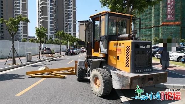 港湾年夜讲呈现一车轮胎跟小车一样下，超下转头率！司机...