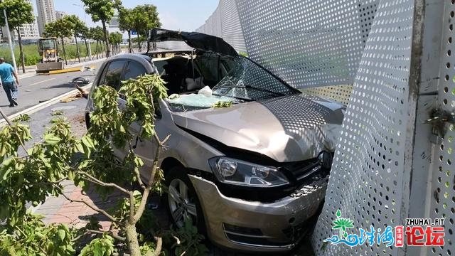 港湾年夜讲呈现一车轮胎跟小车一样下，超下转头率！司机...