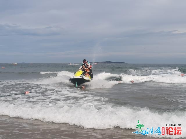 安步火浑滩仄沙细如粉的金沙岸，感触感染夏季青岛的浪漫风情