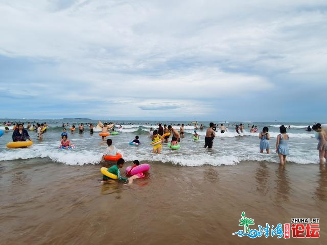 安步火浑滩仄沙细如粉的金沙岸，感触感染夏季青岛的浪漫风情