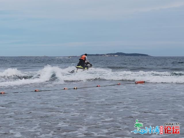 安步火浑滩仄沙细如粉的金沙岸，感触感染夏季青岛的浪漫风情