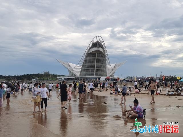 安步火浑滩仄沙细如粉的金沙岸，感触感染夏季青岛的浪漫风情