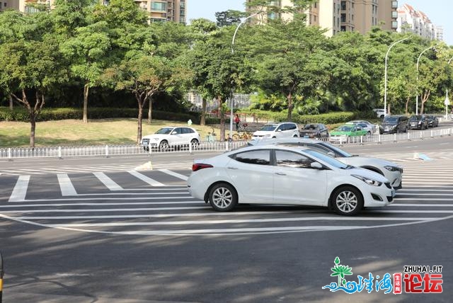 门路拥堵交警又有新招！天上绘一条线便可进步车速！齐...