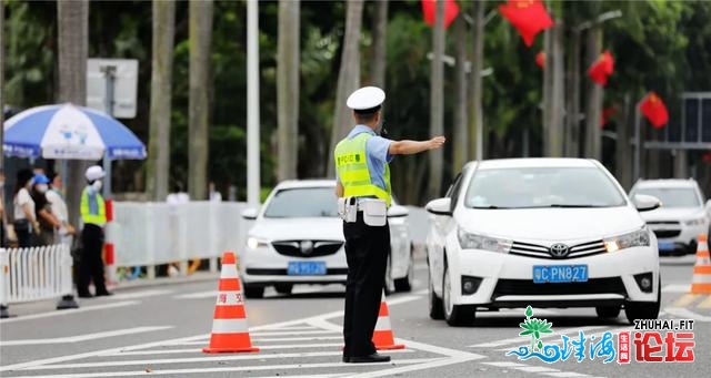 门路拥堵交警又有新招！天上绘一条线便可进步车速！齐...