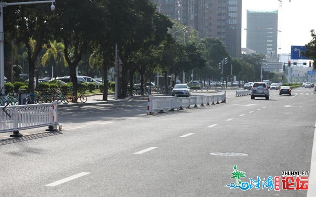 门路拥堵交警又有新招！天上绘一条线便可进步车速！齐...