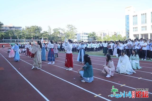 没有得了！那一天，同窗们光明正大没有脱校服，连教师也变...