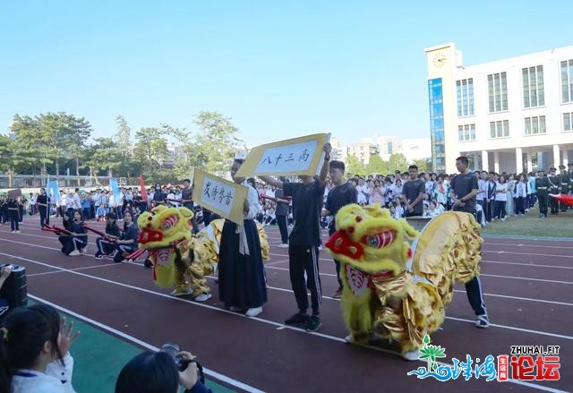 没有得了！那一天，同窗们光明正大没有脱校服，连教师也变...