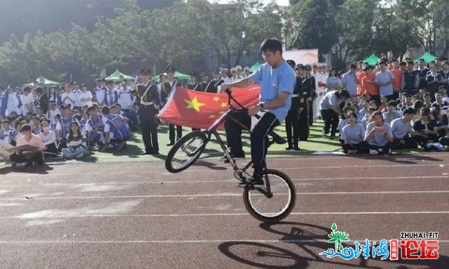 没有得了！那一天，同窗们光明正大没有脱校服，连教师也变...