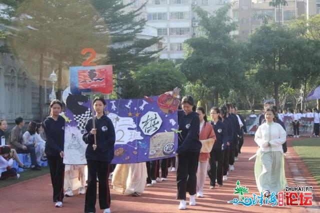 没有得了！那一天，同窗们光明正大没有脱校服，连教师也变...