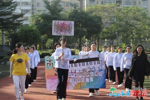 没有得了！那一天，同窗们光明正大没有脱校服，连教师也变...