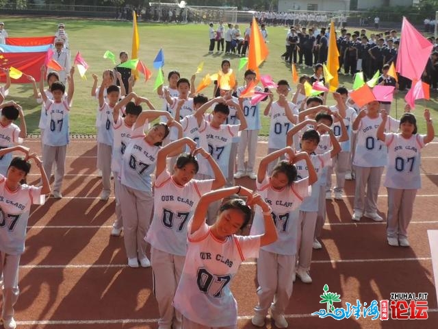 没有得了！那一天，同窗们光明正大没有脱校服，连教师也变...