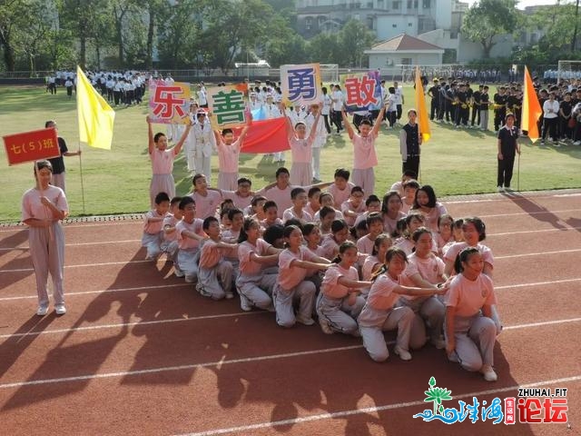 没有得了！那一天，同窗们光明正大没有脱校服，连教师也变...