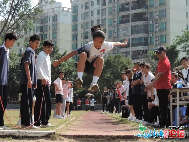 没有得了！那一天，同窗们光明正大没有脱校服，连教师也变...