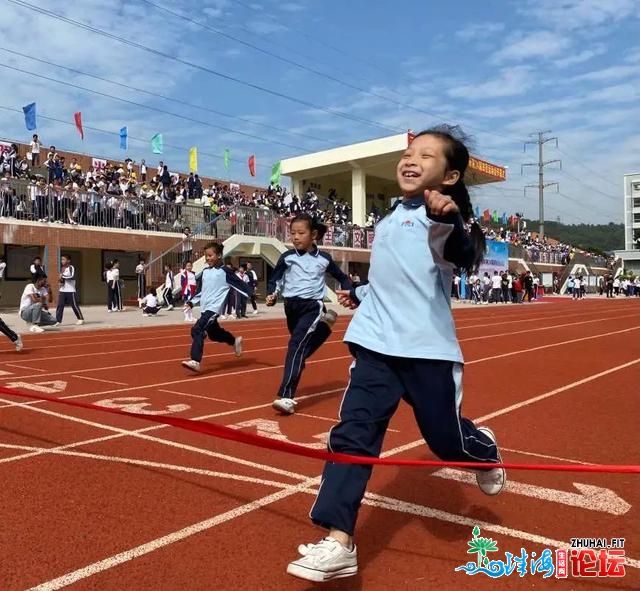 没有得了！那一天，同窗们光明正大没有脱校服，连教师也变...