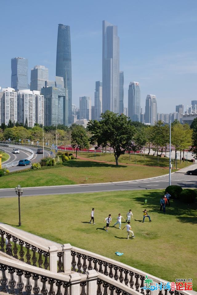 坐冬已至广州仍如夏季，市平易近防晒各出偶招