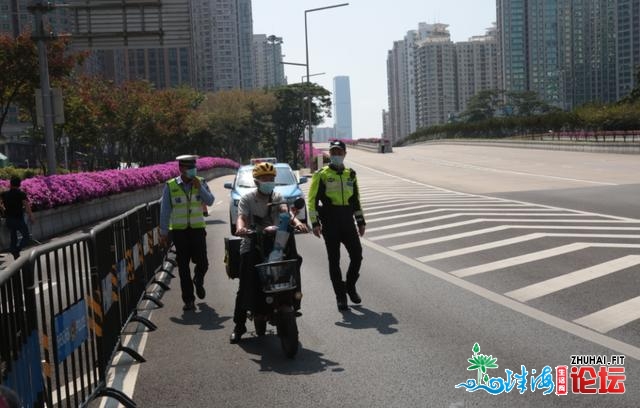 重面提示骑车人！深北年夜讲那个路段宽禁停放非灵活车