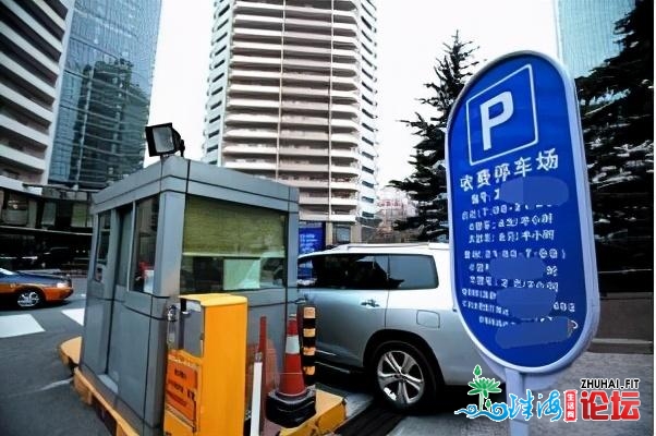 坦洲司机马路上公开“变脸”！为省18块泊车费逆走粤C车...